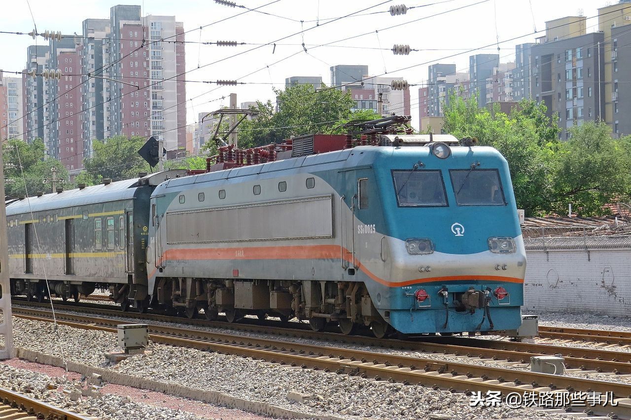 韶山ss9型电力机车夜晚进站,韶山SS9型准高速电力机车