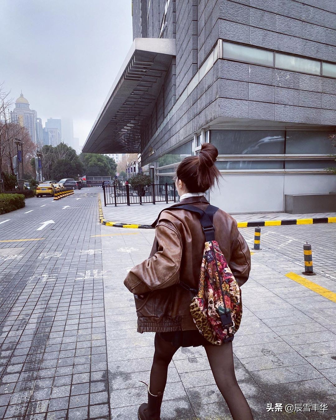 金泫雅穿亮片裙子,金泫雅露脐装短裙