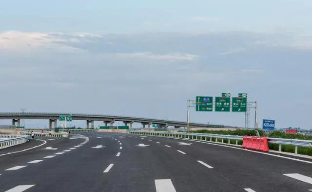 开车遇到复杂路况走错路,走错路上了高速怎么办