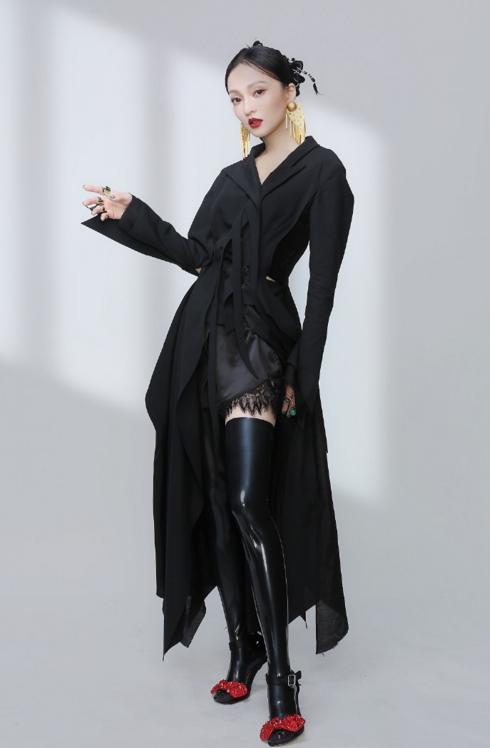 张韶涵白色露脐装搭配黑色长裙,张韶涵最新机场秀穿了黑白配