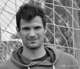 足球从未超越生死和噩耗哪个先来,足球从未高于生命天下足球