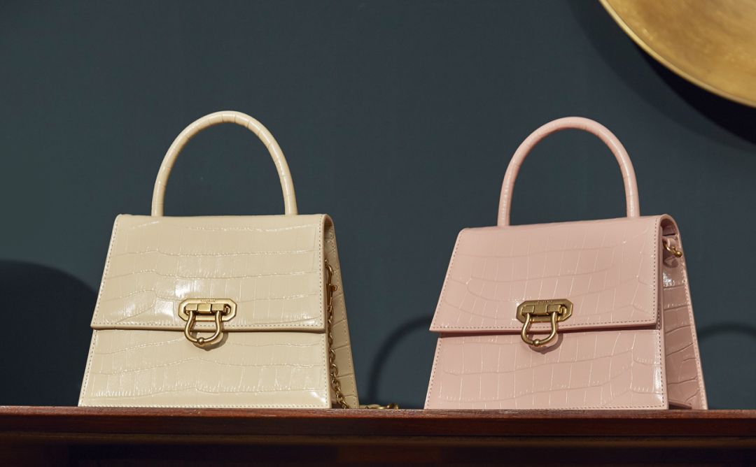 鼠年的女人买什么色的包包好,大牌鼠年限量款包包