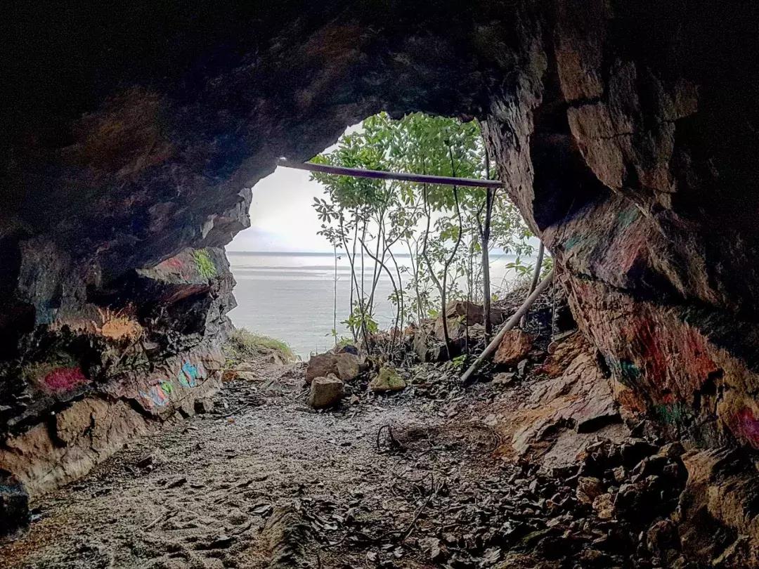 他卖掉豪宅搬进山洞,做出一个全世界风景最好的厕所