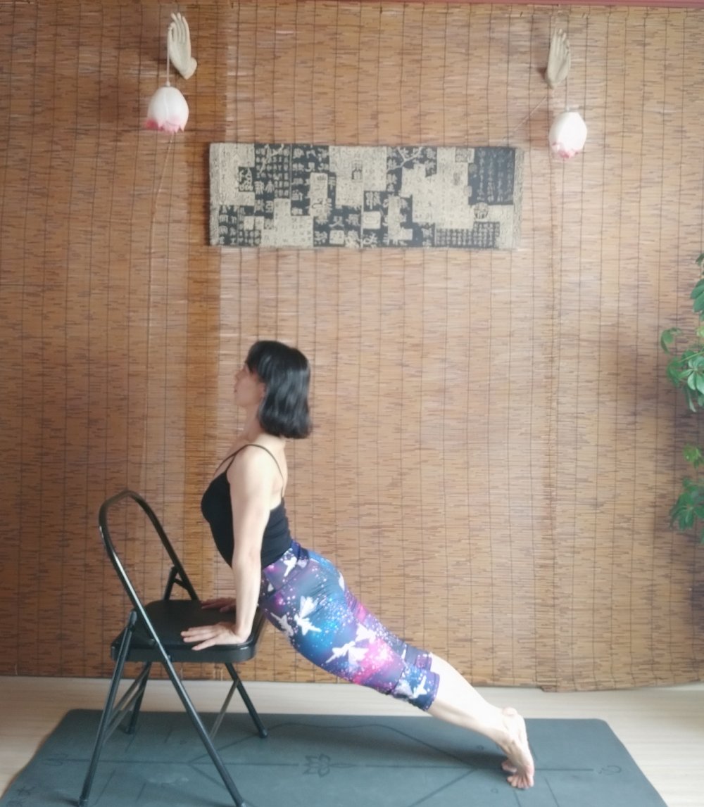 办公室放松肩颈的瑜伽动作,办公室瑜伽体式推荐