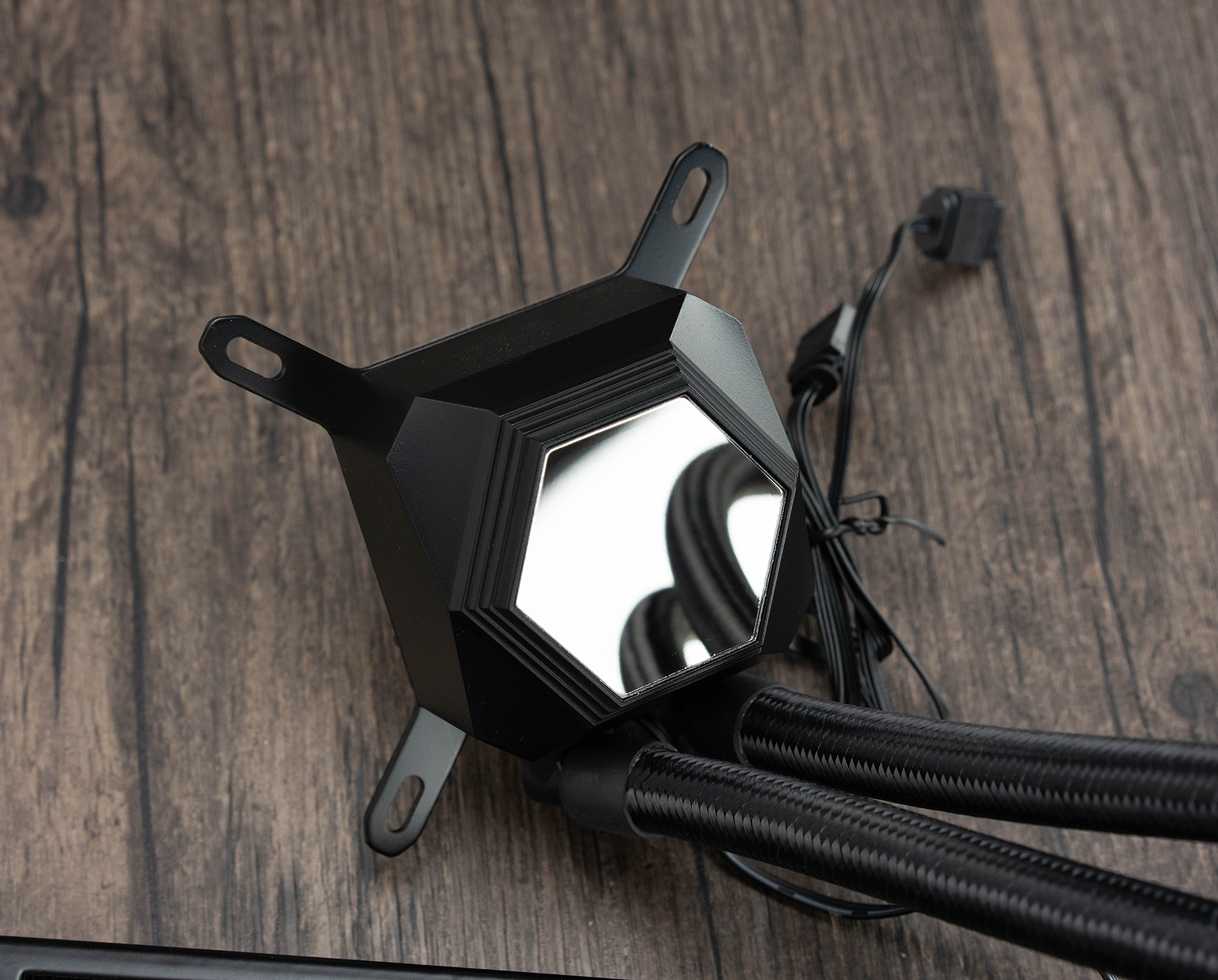 入手十二核旗舰就能爽了？你还缺一个强悍的360水冷