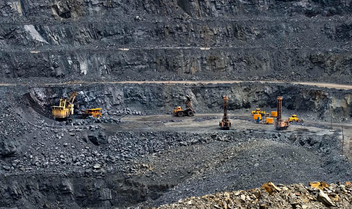 美国天价关税！1.2万亿基建计划望“钢”兴叹，中国却游刃有余