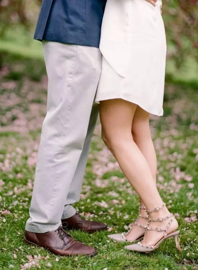 华伦天奴大秀红毯,华伦天奴粉红色红毯