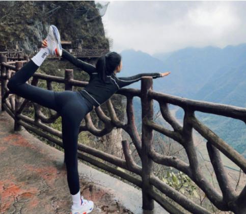 张俪穿露脐装跳舞,张俪跳舞露脐装