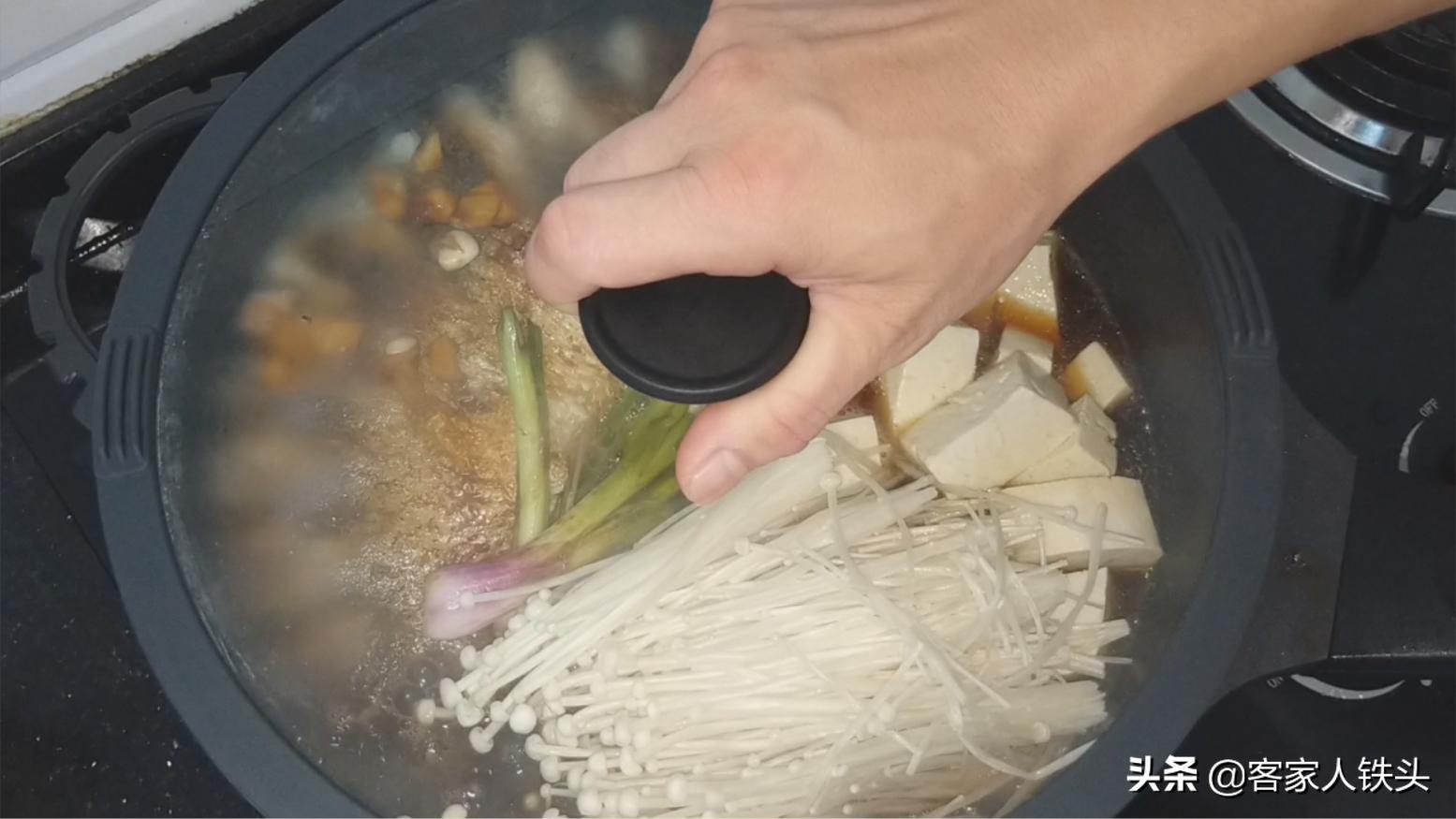 2条草鱼1块豆腐教你最好吃的做法,红烧草鱼头豆腐的做法大全家常