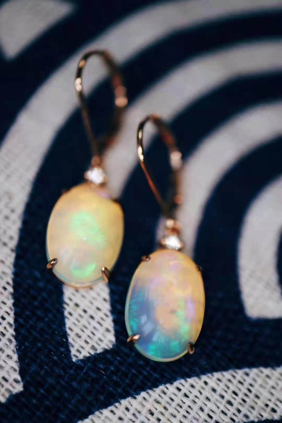 欧泊一种拥有世间所有颜色的宝石，关键还不贵