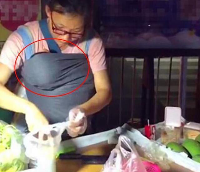 夜市老板娘胸前挂了一个“布袋”，顾客看清后说：再来一碗