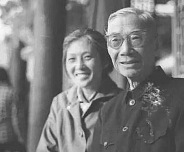 家里红旗不倒外面彩旗飘飘的下联,怎么样家里红旗不倒外面彩旗飘飘