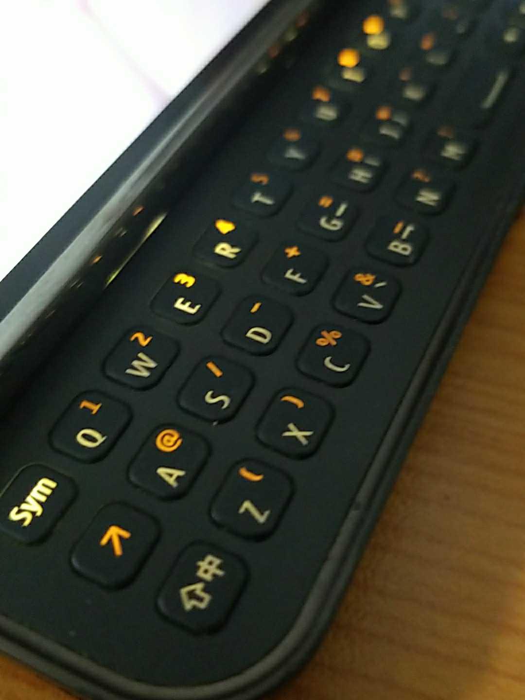 十年后掏出这部“诺记机皇”,电阻屏体验太糟心了,指甲都扣断了