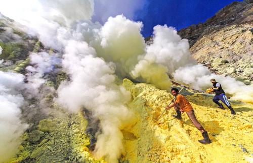 世界上最危险的工作,印尼人在喷发火山收集硫磺,一天赚2221美元