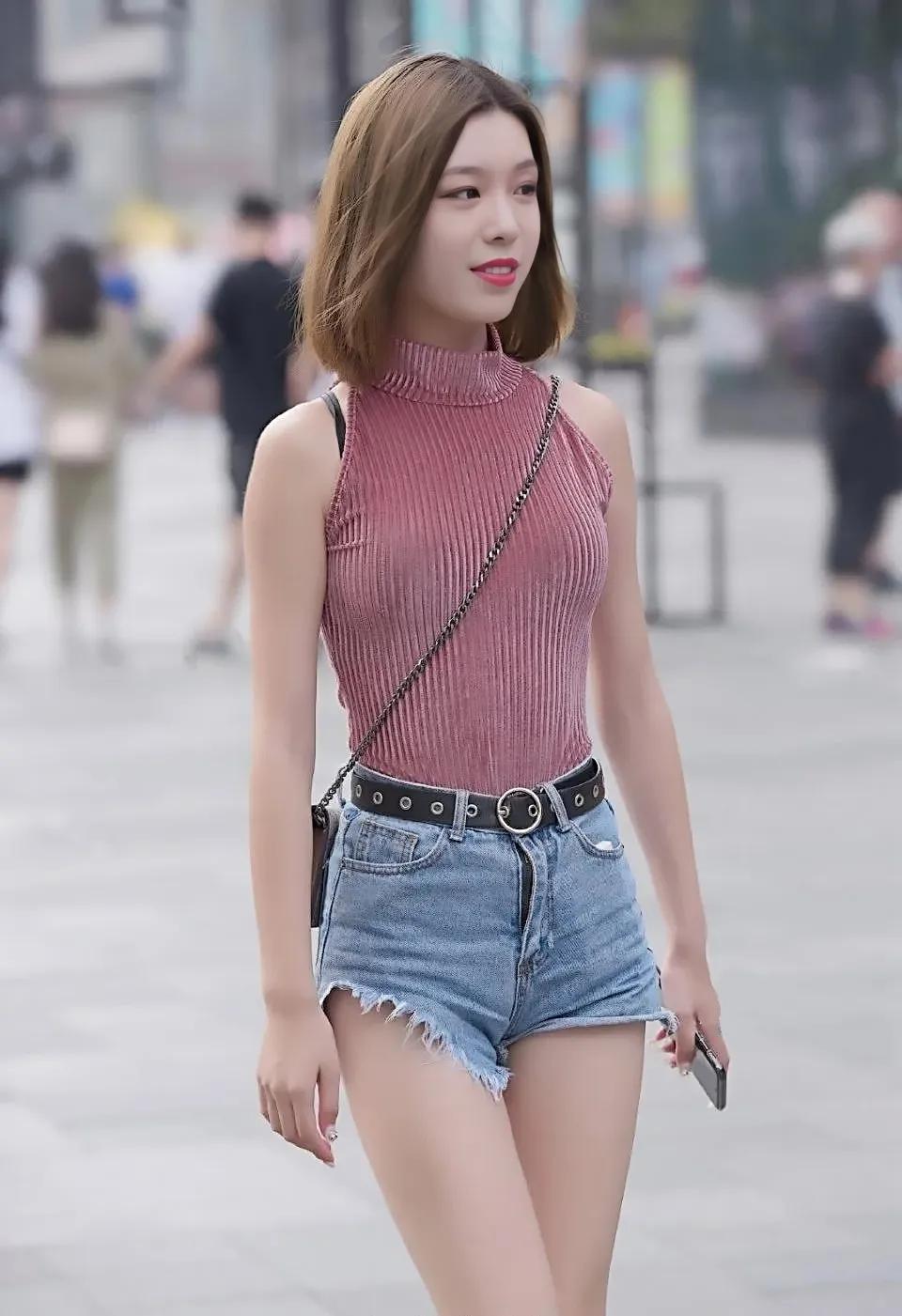 街拍阔腿牛仔裤搭配图片,街拍牛仔短裤穿搭女