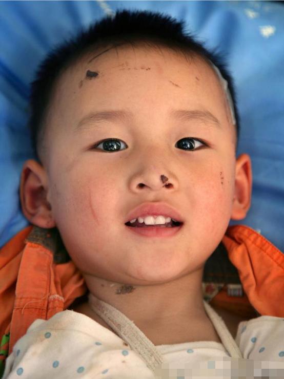 还记得汶川地震中十二岁小女孩吗,汶川地震中敬军礼的小男孩现况