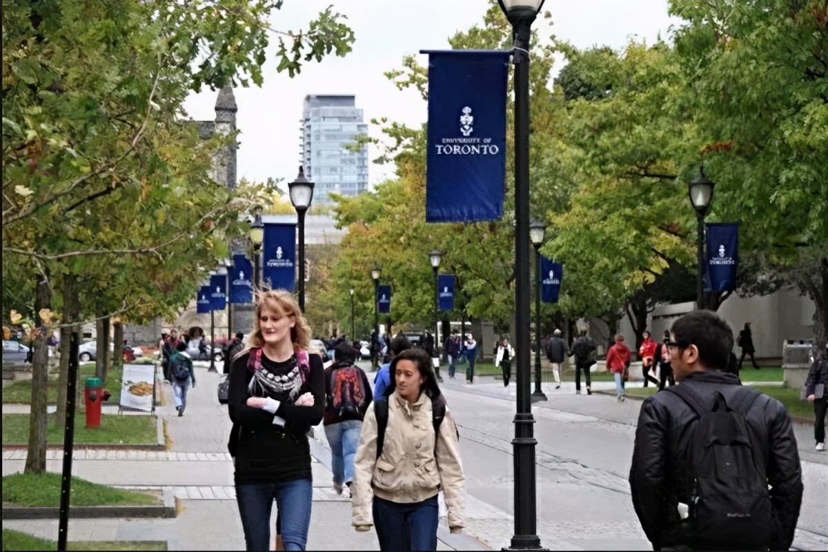 难！多伦多大学女留学生：回国开漫游上网课、考试抓狂