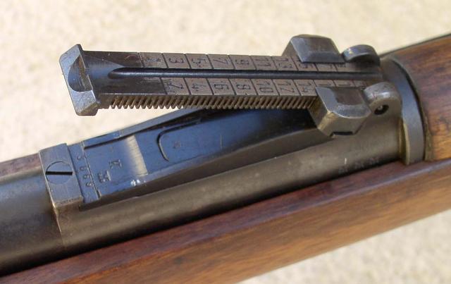 在枪械上面的瞄准镜瞄准目标，*弹子**是如何击中目标的呢？