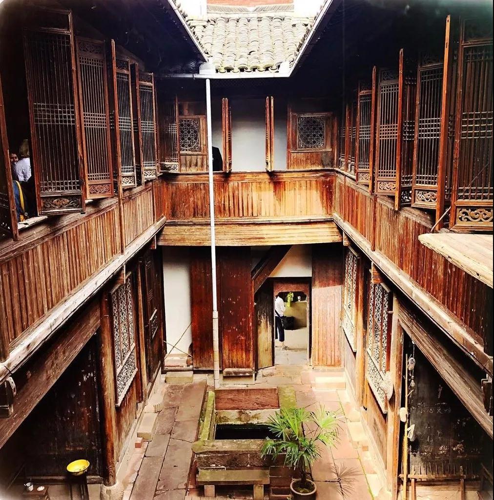 安徽大山废弃的古宅,安徽一座百年废弃的古宅