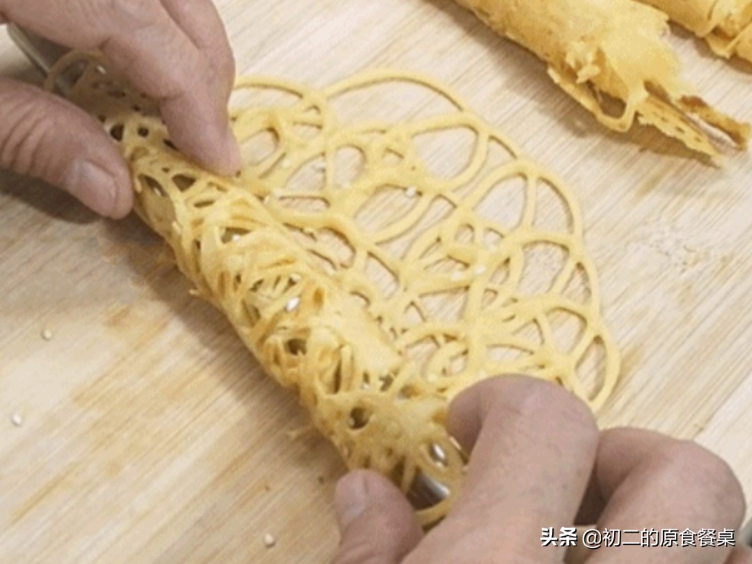 蕾丝蛋卷，丝绸轻柔的点心，10分钟就调好面糊，现做现吃好方便