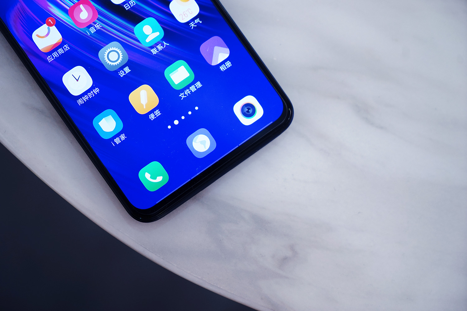 vivox23水滴全面屏手机,vivox23图赏91.2%水滴屏光感美学