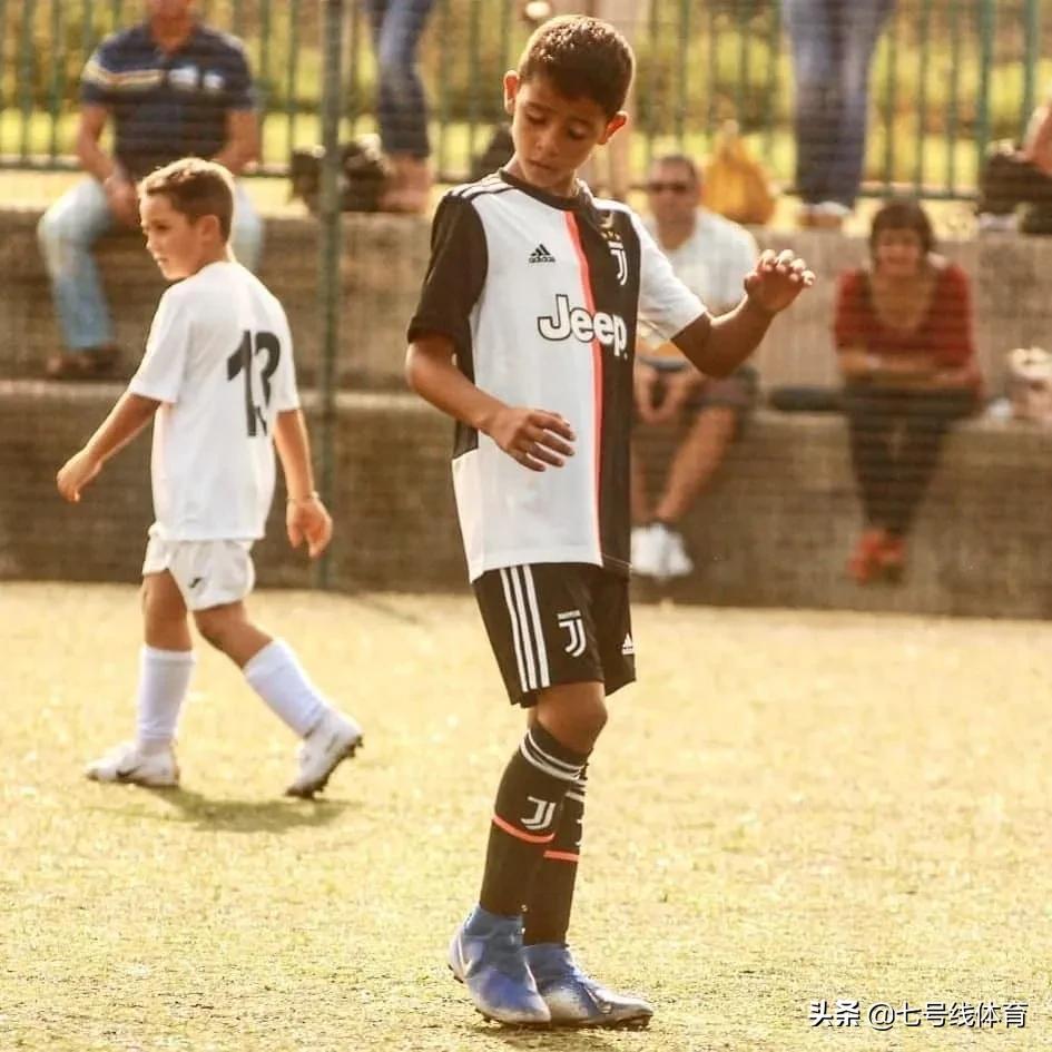 迷你罗踢足球图片,c罗和迷你罗踢球照片高清