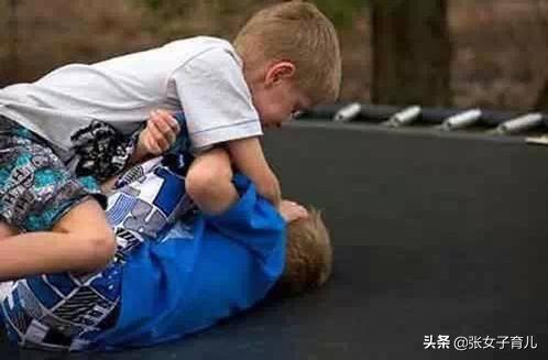 2岁宝宝爱打人该怎么正确引导,两岁多宝宝喜欢打人该怎么办