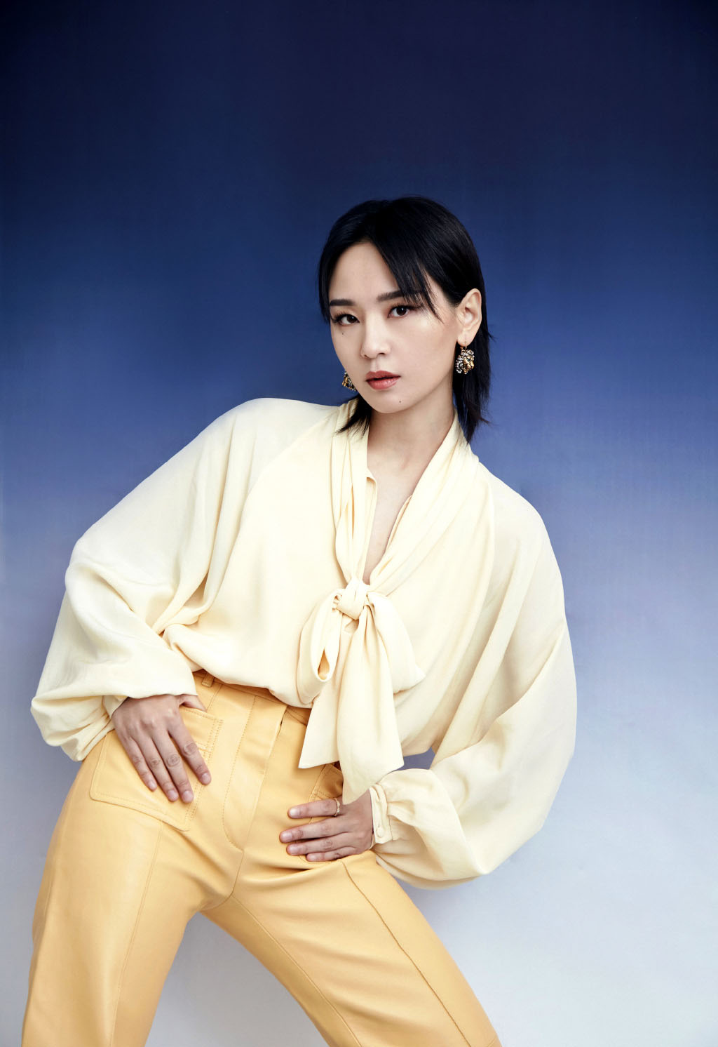 周笔畅黑色露腰造型同款衣服,周笔畅穿搭风格变得更美了