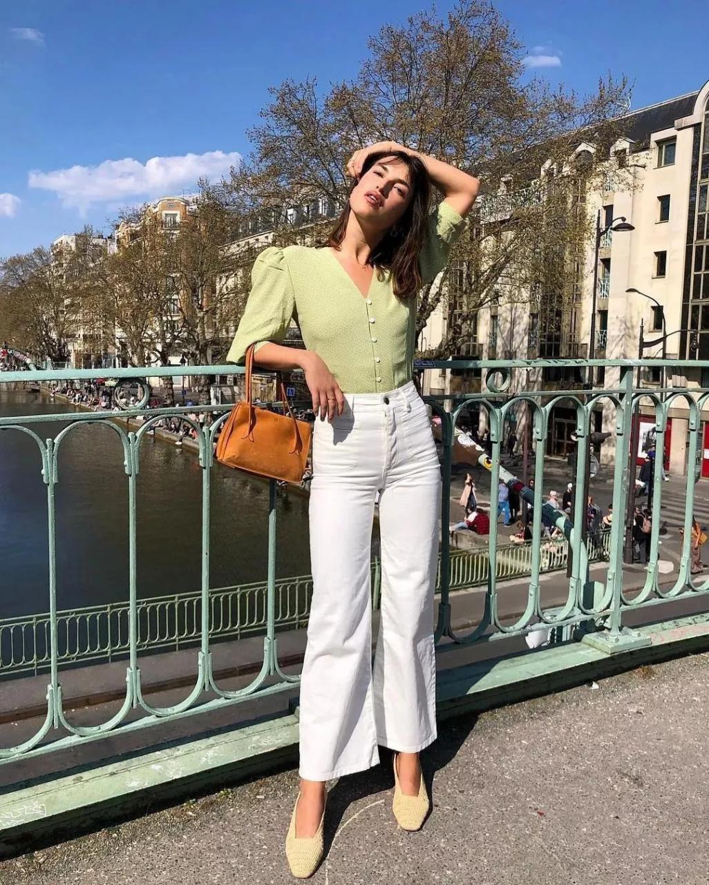 今年流行的奶奶鞋怎么搭配才好 (今年新流行奶奶鞋洋气百搭显高挑)