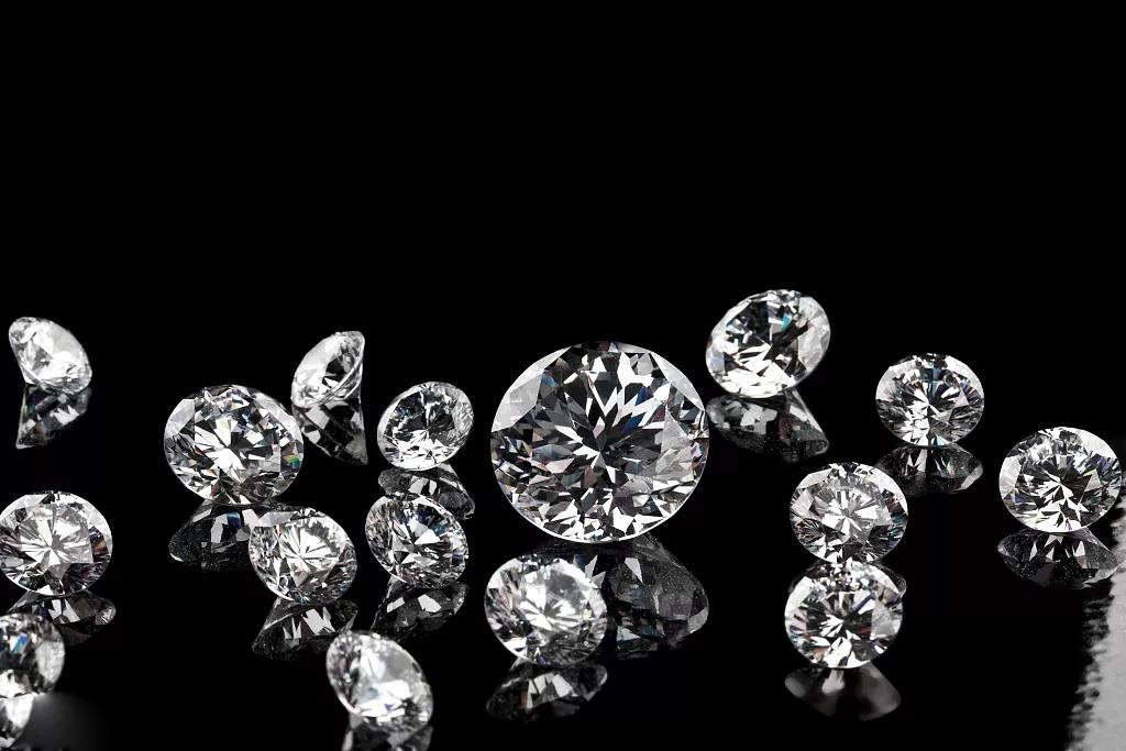 OMG！都2021年还有人说培育钻石跟莫桑石、锆石一样是仿钻？