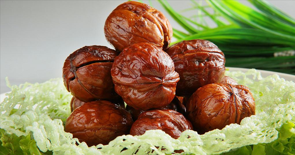 盐焗核桃摆摊,沙河小吃卤核桃