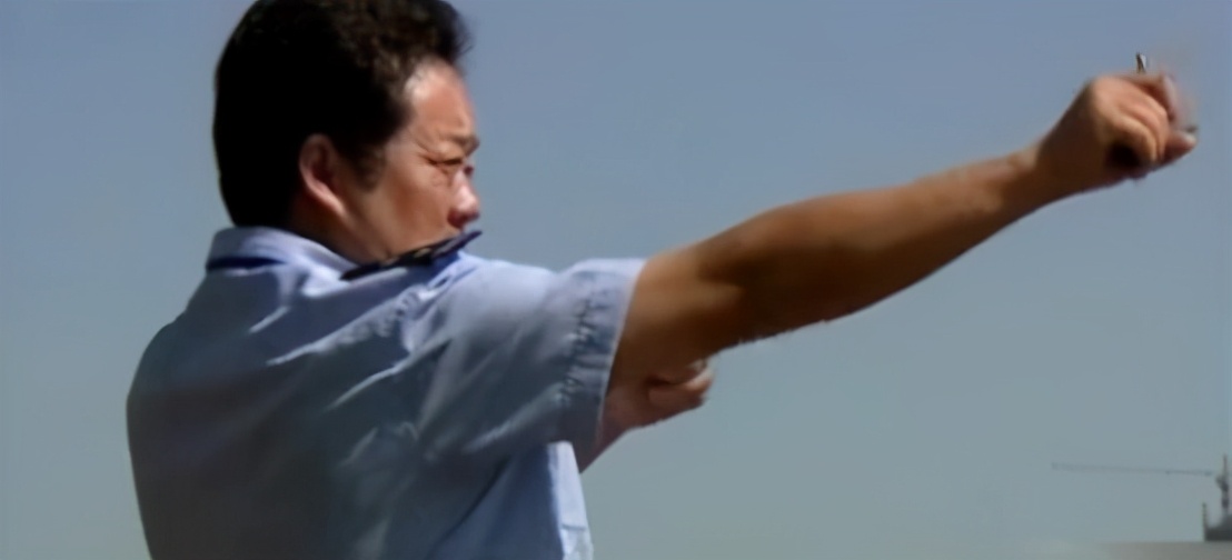 屋外连续两个月射来*珠钢**一家人全副武装“罪魁祸首”让人惊讶