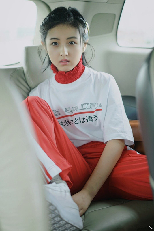 张子枫黑金撞色吊带裙高跟鞋,张子枫红色吊带裙造型图片