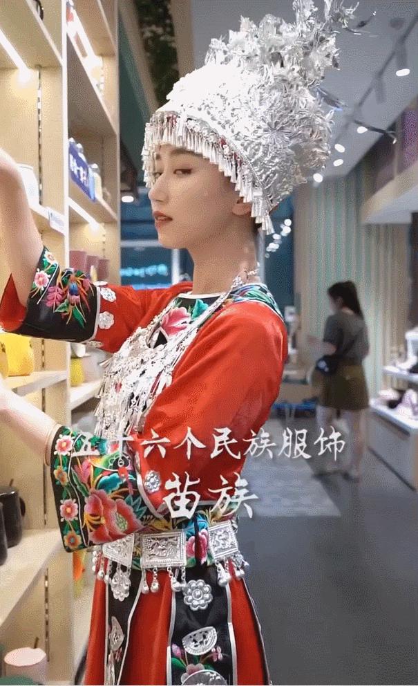 用246天拍摄中国56个民族服装,女孩耗时247天拍56个民族的服饰