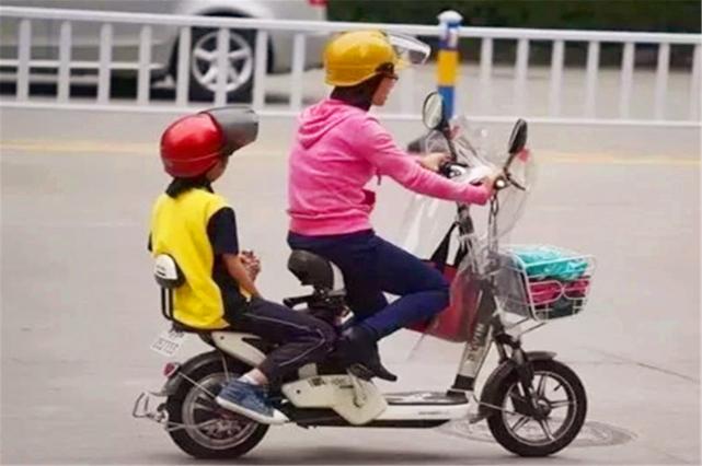 电动车后座不能载人，家长愁云密布，专家给出4种解决方案
