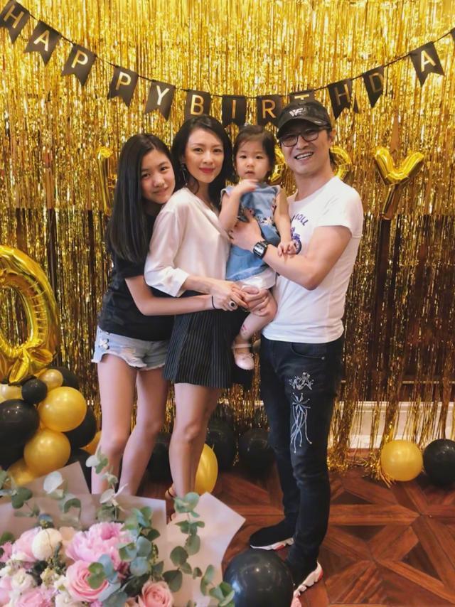 汪峰大女儿小苹果晒短发美照,汪峰女儿小苹果跳舞