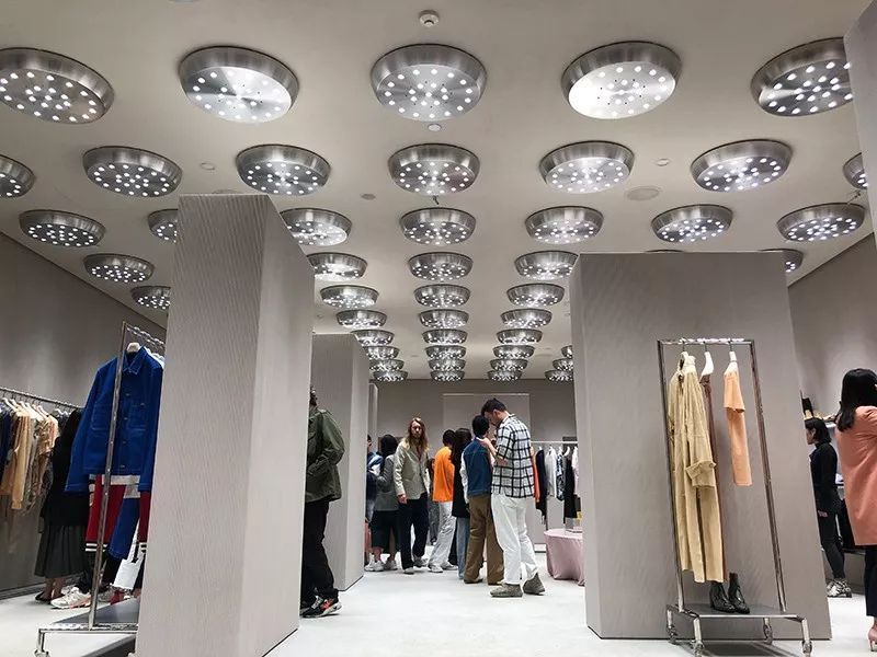 全球仅50多家店、年销售2亿欧元的Acne，门头竟然无LOGO？