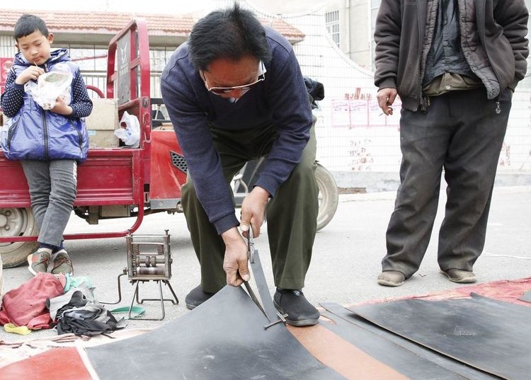 农村现割牛皮带,农村集市20元一根现割牛皮带