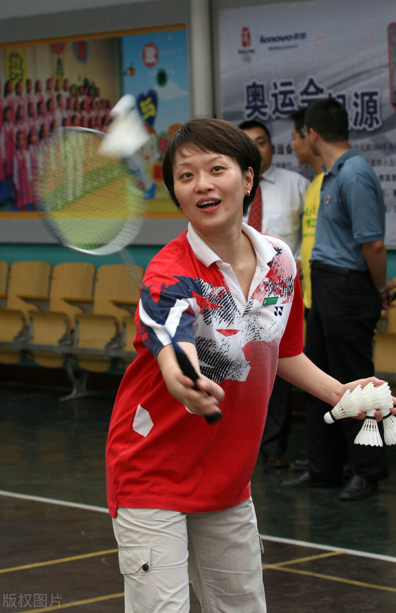 初学者打羽毛球的技巧和方法,初学者打羽毛球的正确姿势和技巧