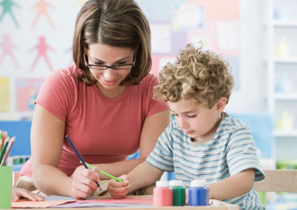 孩子内向腼腆的性格怎样去改变,如何克服孩子的腼腆