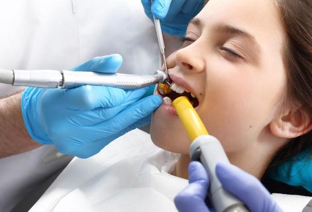 孩子蛀牙半夜疼到睡不着怎么办,孩子蛀牙是甜食造成的吗