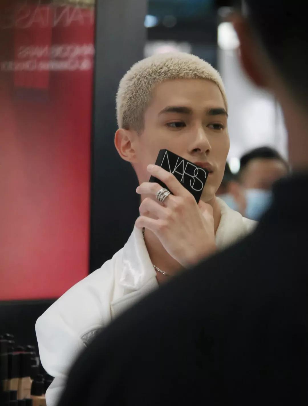 明星代言化妆品到底咋样,明星代言化妆品为什么不抹脸上