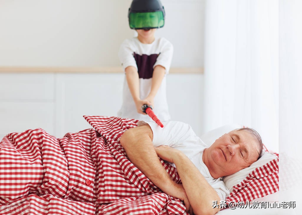 晚上哄娃睡觉崩溃,孩子晚上不睡觉情绪很崩溃