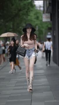 搞笑GIF动图：这色迷迷的小眼神我看着有点害怕！