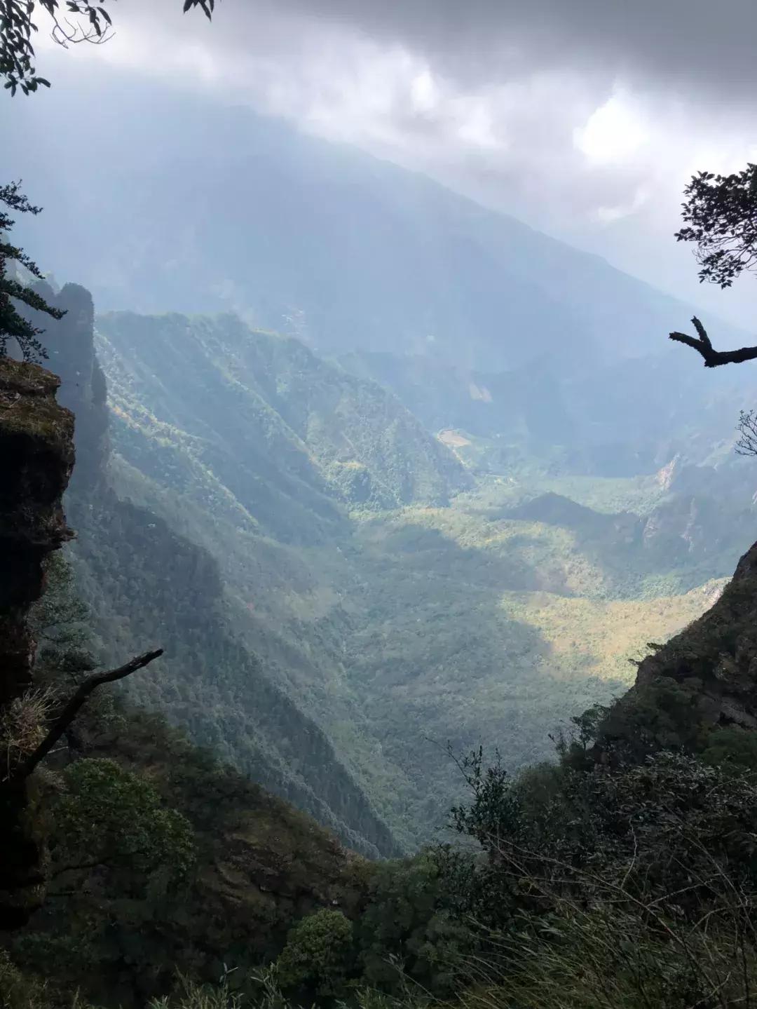 成都坐动车直达这片原始秘境!深幽峡谷、云海奇观、罕见古村…带你逃离夏天!
