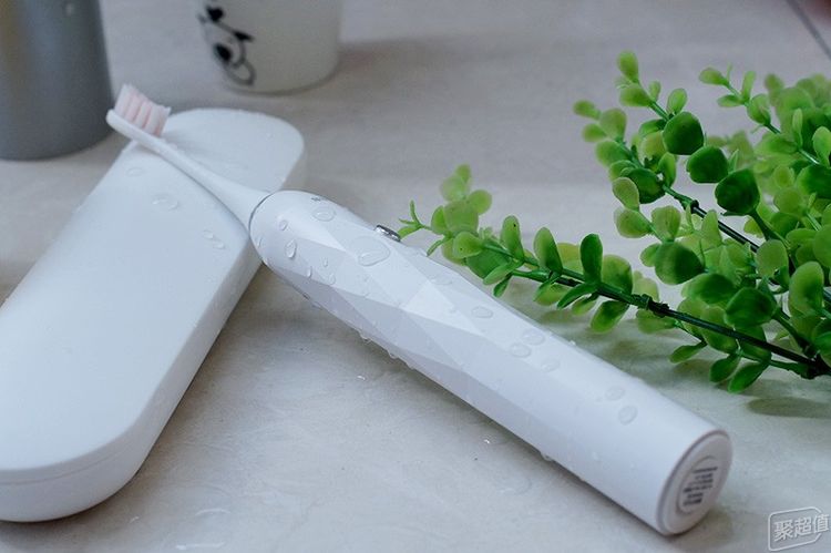 护龈深层清洁纳米抗菌软毛牙刷,清洁力好噪音小的电动牙刷