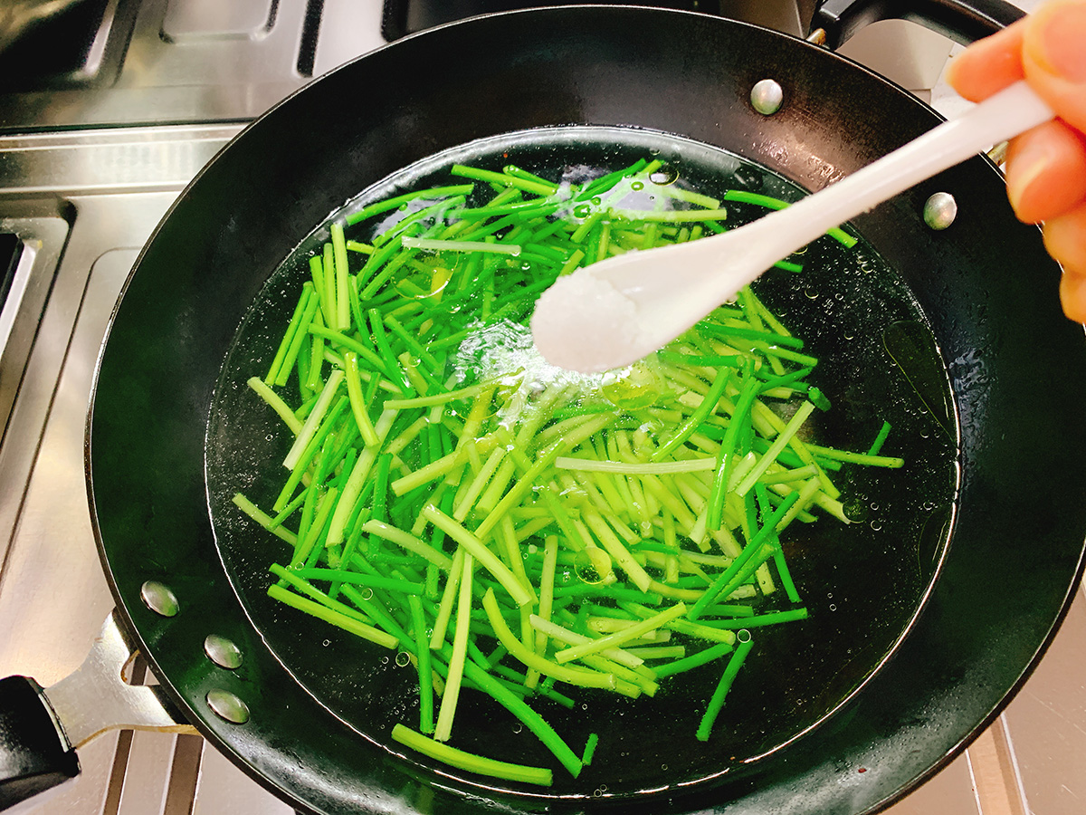 炒蒜苔别加酱油,蒜苔炒肉家常做法蒜苔用焯水吗