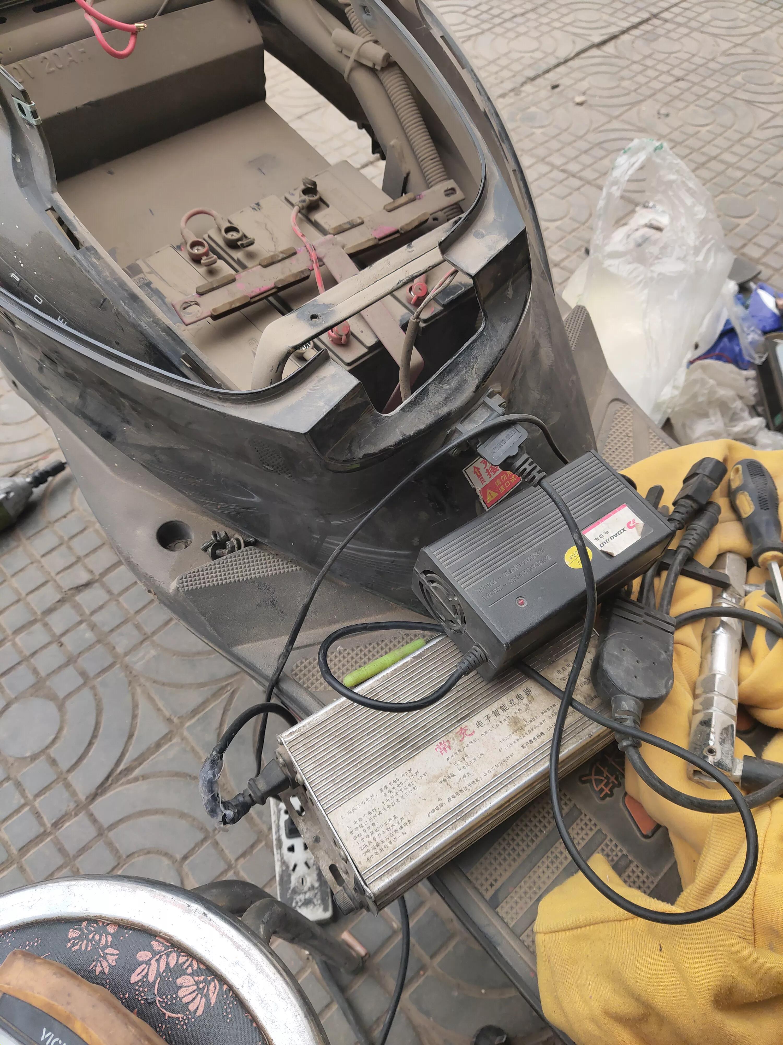 电动车电池饿死最简单的激活办法,电动车电池饿死后怎样充电