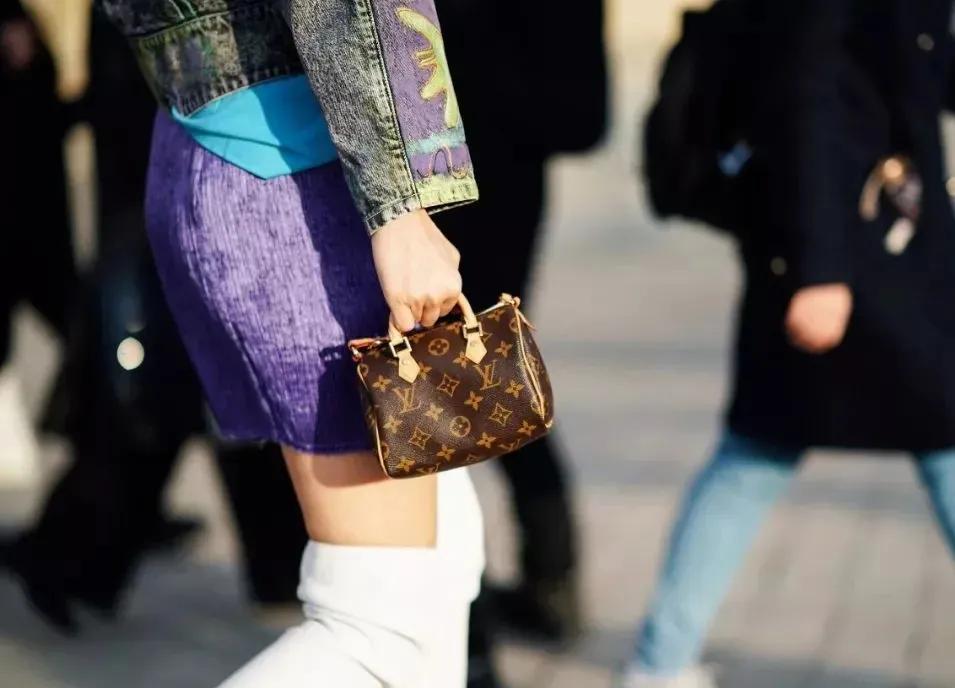 lv涨价国人排队买吗,lv涨价排队上海