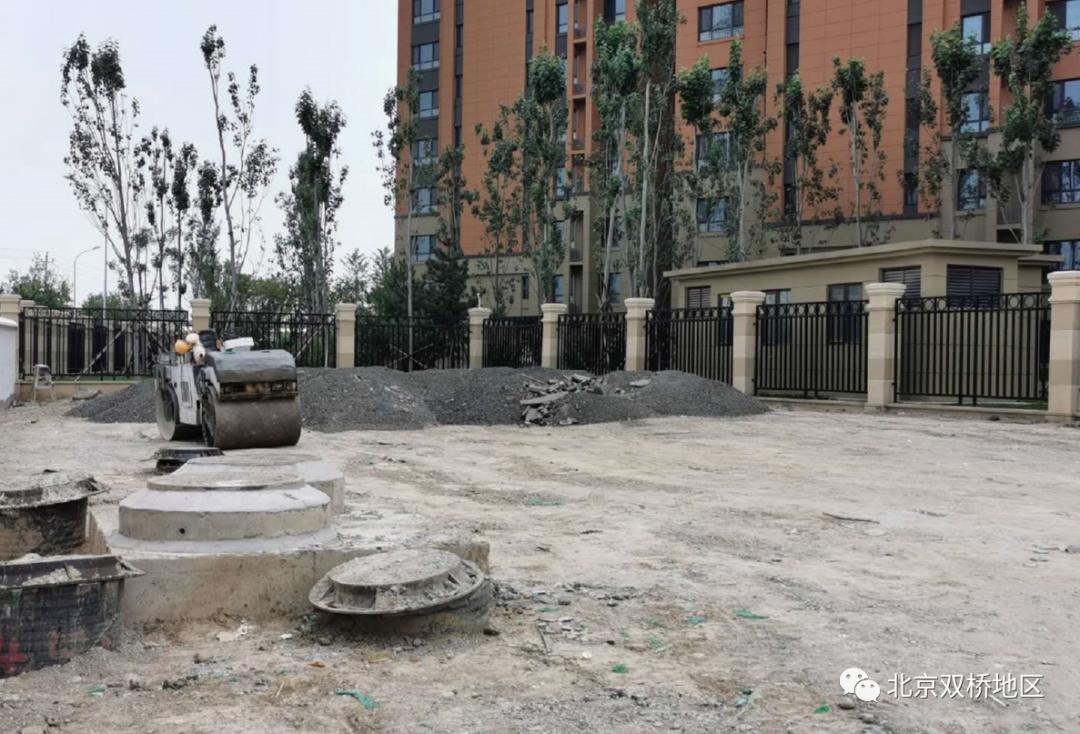 经过高档别墅区特别规划两处停车场白鹿司北街整治工程接近尾声